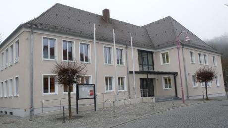 Nachdem die Umbauarbeiten am Altenstadter Rathaus bis auf einige Details abgeschlossen sind, soll auch der Mietvertrag für die Räume der Verwaltungsgemeinschaft neu definiert werden. 
