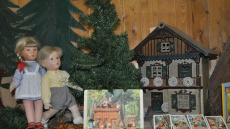 Hänsel und Gretel vor dem Knusperhäuschen und viele weitere Märchenszenen können derzeit im Zaiertshofer Puppenmuseum besichtigt werden. 
