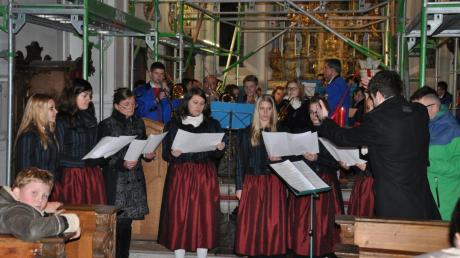 Obwohl der Kircheninnenraum von St. Vitus derzeit saniert wird, versprühten Tafertshofer Gesangs- und Instrumentalgruppen bei der Adventsmusik eine vorweihnachtliche Stimmung. 
