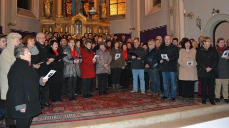Ein von mehr als 100 Mitwirkenden sowie zahlreichen Zuhörern gemeinsam gesungenes „Macht hoch die Tür“ beendete die vorweihnachtliche Konzertstunde in der Kettershauser Pfarrkirche St. Michael.  
