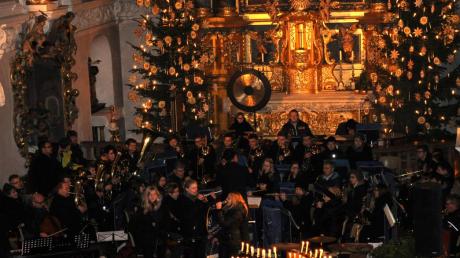 Gemeinsam mit Gesangs- und Vokalsolisten präsentierte die Musikkapelle Kirchhaslach in der Wallfahrtskirche Mariä Himmelfahrt eine beeindruckende vorweihnachtliche Konzertstunde. 
