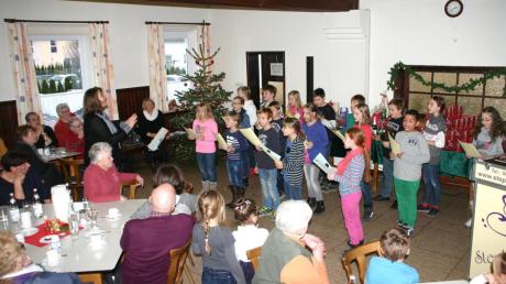 Festliche Klänge zum 40-jährigen Bestehen. Die Chorklasse der Grundschule in Altenstadt hat für Lieder und Gedichte viel Applaus bekommen.  
