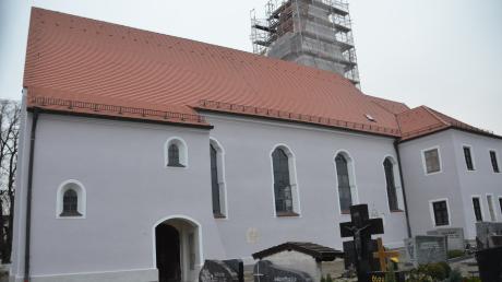 Die Kirche strahlt in Violett, der Turm ist noch eingerüstet. 