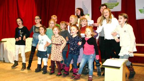 Voller Einsatz für die Pfarrfamilie: Der Kinderchor „Only Angels“ sang sich in Osterberg in die Herzen des Publikums und sorgte für ein buntes und abwechslungsreiches Programm.  
