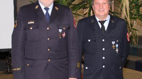 Kreisbrandrat Franz Gaum (links) verlieh Anton Lutz für 40 Jahre Dienst in der Babenhauser Feuerwehr das Ehrenkreuz in Gold.  
