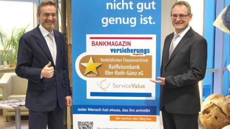 Helmut Graf (links) und Franz-Josef Mayer zogen eine überaus positive Jahresbilanz und berichteten von Zuwächsen in nahezu allen Bereichen. Die Steigerung der Mitgliederzahl führten sie unter anderem auch auf die Einführung der „VR-Bankcard Plus“ zurück. 
