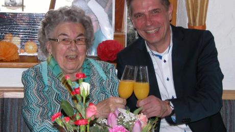 Mit ihren 90 Jahren ist Anna Ludwig sehr rüstig und freut sich über die Geburtstagsgrüße von Bürgermeister Jürgen Eisen.  
