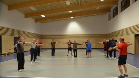 Beim ersten Treffen für „Männer-Gymnastik“ in der neuen Sporthalle in Unterroth waren genügend Interessenten gekommen, sodass der Kurs steht. Übungsleiter Bernhard Iberle rechnet womöglich mit weiteren Teilnehmern.  
