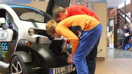 Das Elektroauto vom Autohaus Rogg ist für Lars Mayer (14) aus Illertissen und Timm Kratz (13) aus Jedesheim ein richtiger Blickfang