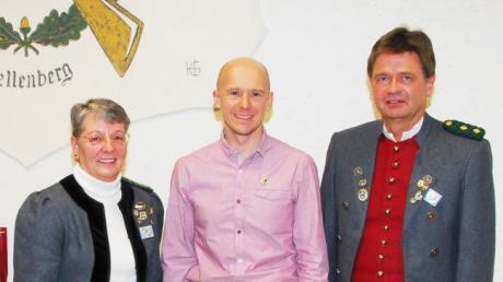 30 Jahre aktiver Einsatz im Verein. Unser Bild zeigt die Vorsitzende Roswitha Kern, Thomas Hiller und den stellvertretenden Vorsitzenden Stephan Schuster. 
