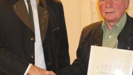 Für 40 Jahre Vereinszugehörigkeit wurde Rudolf Konrad (rechts) von Robert Escher, Vorsitzender des Bucher Schützenvereins, geehrt.  
