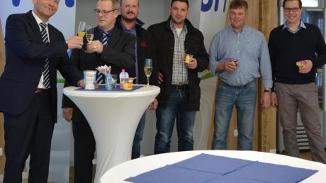 Zur Eröffnung des Ehrmann-Lädele traf sich Firmenchef Christian Ehrmann (links) mit Bürgermeister Günther Fuchs (Zweiter von links) und Oberschönegger Gemeinderäten zu einem kleinen Umtrunk. 
