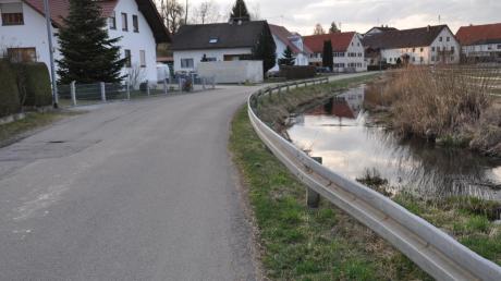 Das durch Frostaufbrüche und Senkungen stark lädierte Teilstück der Greimeltshofer Straße entlang des Mühlbachs in Kirchhaslach muss dringend saniert werden. 

