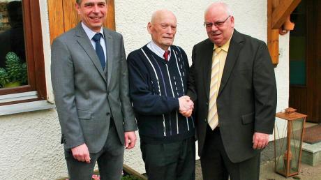 95 Jahre alt und munter wie eh und je: Unser Bild zeigt (von links) den Illertisser Bürgermeister Jürgen Eisen, den Jubilar Valentin Mayer und den stellvertretenden Landrat Roland Bürzle. 
