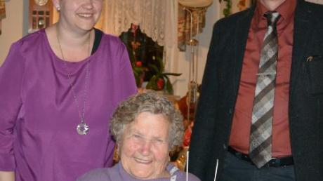 Zum 90. Geburtstag durfte Theresia Pfeiffer auch die Glückwünsche von Bürgermeister Hans-Peter Mayer und Gemeinderätin Anja Prinz entgegennehmen. 

