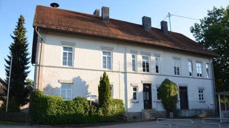 In den nächsten Tagen wird das Vereinsheim in Unterroth eingerüstet und die Fassade behandelt, damit sie wieder im ursprünglichen Rot erscheint. 