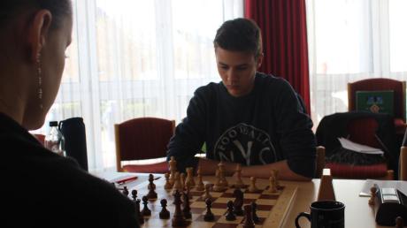Volle Konzentration: Luca Kessler gewann seine Partie gegen Yuliya Naiditsch. Die erste Mannschaft des Jedesheimer Schachvereins kämpfte um die letzten Punkte der Saison in der Oberliga Württemberg. 

