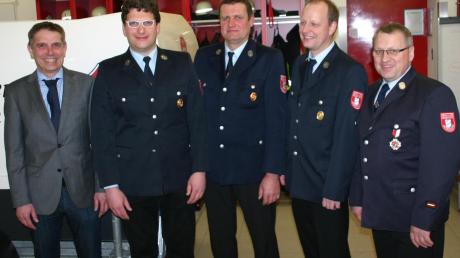 Ehrungen für langjährigen Einsatz gab es bei der Feuerwehr Jedesheim. Das Bild zeigt von links: Bürgermeister Jürgen Eisen, Vorsitzender Martin Hartmann, Andreas Häutle, Clemens Jans und Kommandant Hubert Berger.  
