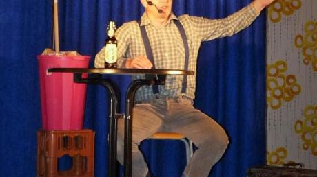 Der Kabarettist Tommy Nube sorgte im Vereinsheim in Obenhausen für einen kurzweiligen Abend.  
