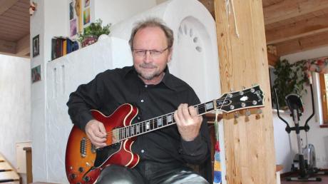 Nicht ohne seine Gitarre: Josef Chuck Golder schrieb für seine neue Platte „Bin Hier“ Songs. Der Musiker lebt in Dietenheim mit seiner Familie.