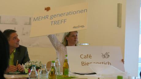 „Erinnern Sie sich noch an das Projekt Mehrgenerationentreff?“, fragte Hauptamtsleiterin Kerstin Breymaier am Ende der Kulturausschusssitzung, um sogleich zwei Schilder zu präsentieren. Café Bienenstich, so heißt das Herzstück des Treffs für Jung und Alt.