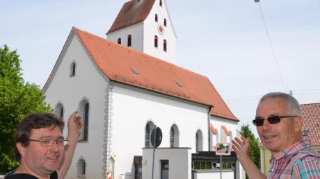 Raimund Bürzle und Reiner Altenhof (von links) freuen sich über den Zuzug auf dem Kirchturm von St. Antonius in Tiefenbach. Nach zehnjähriger Vakanz hat ein junges Storchenpaar das Nest belegt. Über die Jahre war es immer wieder renoviert wurden. 
