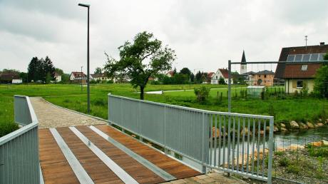 Der Blick auf das künftige Baugebiet: Der Großteil der freien Flächen hinter der Fußgänger- und Radfahrerbrücke ist verkauft. 	