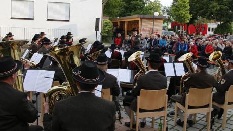 Mit einer Mischung aus traditioneller Blas- und zeitgenössischer Unterhaltungsmusik sorgten die Musiker der Musikgesellschaft Illereichen-Altenstadt für einen stimmungsvollen Konzertabend unter freiem Himmel.  	