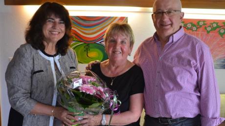 Marianne und Reinhold Kornegger freuen sich über den Besuch von Bürgermeisterin Gaby Weikmann-Kristen und ihre Wünsche zur Goldenen Hochzeit.  