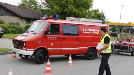Ein Fahrer der Feuerwehr Unterelchingen trainiert mit Zugfahrzeug und Verkehrssicherungsanhänger den Spurwechsel.  	