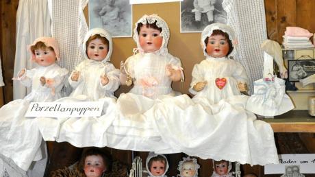 Babykleidung und Zubehör, mit denen Säuglinge und Kleinkinder in den Jahren 1880 bis 1955 ausgestattet wurden, sind im Zaiertshofer Puppenmuseum sorgfältig zusammengestellt.