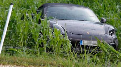 Weil er auf nasser Straße zu schnell unterwegs war, ist ein 33-Jähriger mit seinem Porsche im Graben neben der A7 gelandet. 