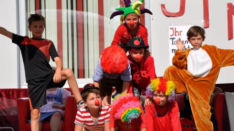 Die 1. und 2. Klasse zeigte sich beim Schulfest in Kettershausen im Zirkus Renz in sportlicher Bestform. Dafür gab es verdientermaßen reichlich Beifall. 	