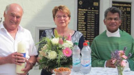 Seit 25 Jahren Mesner: Georg Schwarz (links) mit seiner Frau Elfriede und Pater Thomas Thakadiyel. 	