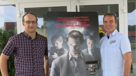 Daybreaker hieß der Film mit Ethan Hawke, für den auch die Firma DVB Kinoaufsteller produzierte. Links Roland Held, rechts im Bild Geschäftsführer Rainer Ingeduld. 