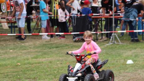 Eine wilde Fahrt mit dem Elektro-Quad war beim Familientag der Awo Altenstadt beliebt. Auch die sechsjährige Sophie Jahn testete die Rennstrecke. 	