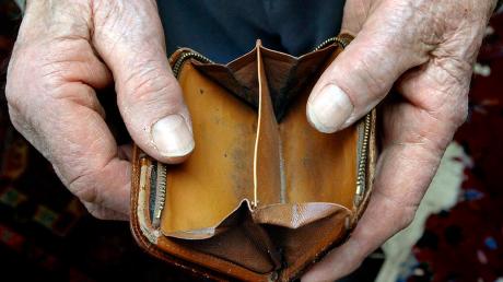 Ein 25-Jähriger hat in Untereichen einer Rentnerin 100 Euro aus dem Geldbeutel geklaut. 