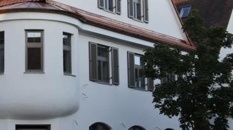Das ehemalige „Landthalerhaus“ ist außen fertig renoviert. Als Stadtcafé soll es in Dietenheim 2016 ein attraktiver Treffpunkt werden. 	