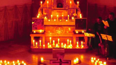 Über 200 leuchtende Kerzen erwarteten die Besucher der Dattenhausener Kirche beim Taizé-Gebet, das ebenfalls im Rahmen des Jubiläumsjahres „10 Jahre Pfarreiengemeinschaft Altenstadt“ stattfand.