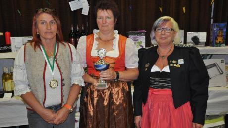 Damengauleiterin Diana Schedl (rechts) überreichte den Meistbeteiligungspokal an Christine Huber vom Schützenverein Klosterbeuren (Mitte). Als Gewinnerin des 40er-Schießens durfte Sylvia Schütz von der Schützengesellschaft Kirchhaslach (links) die Medaille entgegennehmen. 