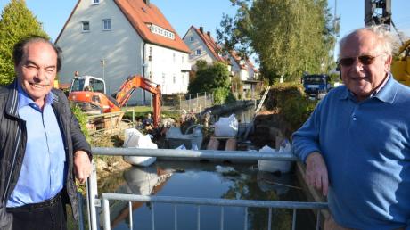 Beim großen Bachabschlag werden Arbeiten erledigt, die sich bei normalem Wasserstand nicht durchführen lassen. Albert Vogt (links) und Otto Mühlhäuser an den Fallstöcken „Zwischen den Bächen".