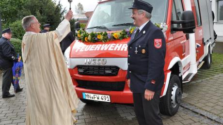 Mit Weihwasser und Gebet segnete Pfarrer Manfred Sieglar das neue Winterrieder Feuerwehrfahrzeug MLF. 	