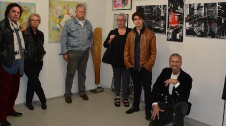 Das sind die Künstler, die die neue Ausstellung in der Galerie KunstUnkunst gestalten (von links): der Krumbacher Kunstexperte Sigurd Rakel, Ingrid Landfried, Gerhard Eisenkolb, Sonja Acri, Christian Seybold und Galerist Joachim Herzer. 	