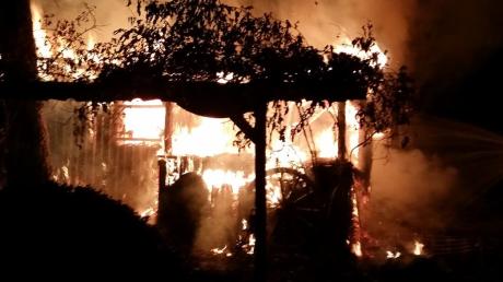 Beim Brand dieser Hütte am Sonntagmorgen in Dietenheim explodierte unter anderem das Schwarzpulverdepot eines Böllerschützen. 	