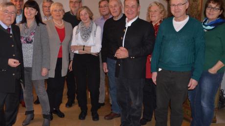 Mit einer starken Mannschaft will Max Kanz (Vierter von rechts) als neugewählter Vorsitzender des „Heimatpflegevereins Illertissen und Umgebung“ das Erbe von Wolfgang Pfeifer antreten. 