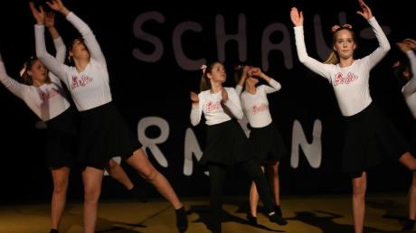 „Barbiepuppen“ zeigten beim Schauturnen des TSV Illertissen eine elegante Show, in der sie Tanz mit Sport beeindruckend kombinierten. 
