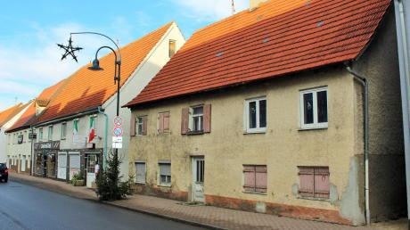 Ortsbildprägend und direkt an der Memminger Straße: Die drei Judenhäuser mit den Hausnummern 38 bis 42. Trotz erheblichem Sanierungsaufwand soll das Gebäudeensemble erhalten bleiben.