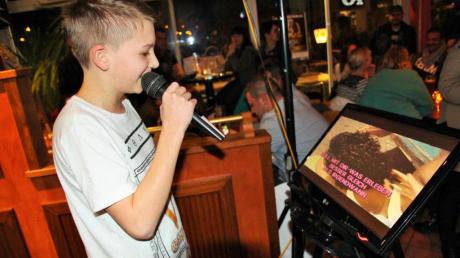 Ein glühender Karaoke-Fan ist der 13-jährige Tim Bartella. Am Karaoke-Contest, der am Freitagabend im Café Carina in Illertissen stattfand, hat er zwar nicht teilgenommen – Mit seiner Interpretation eines Hits der Münchner Freiheit konnte er das Publikum trotzdem überzeugen.