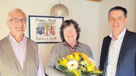 Herbert und Reini Link freuen sich über die Glückwünsche von Bürgermeister Jürgen Eisen zu ihrem 50. Hochzeitstag. Im Hintergrund auf einer Tafel die Wappen der beiden Familien.  	