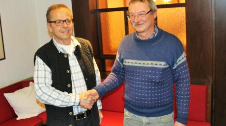 Mitgliederehrung beim Fischereiverein Altenstadt: Unser Bild zeigt den Vorsitzenden Dietmar Wagner (links), der Helmut Notz für 35 Jahre aktive Vereinszugehörigkeit auszeichnete.  	